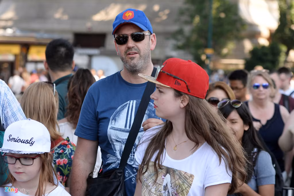 Cảnh khách xếp hàng mua vé lên tháp diễn ra hàng ngày tại đây. Người ta có cảm giác như vào giờ mở cửa, tháp Eiffel chưa bao giờ vắng bóng người.