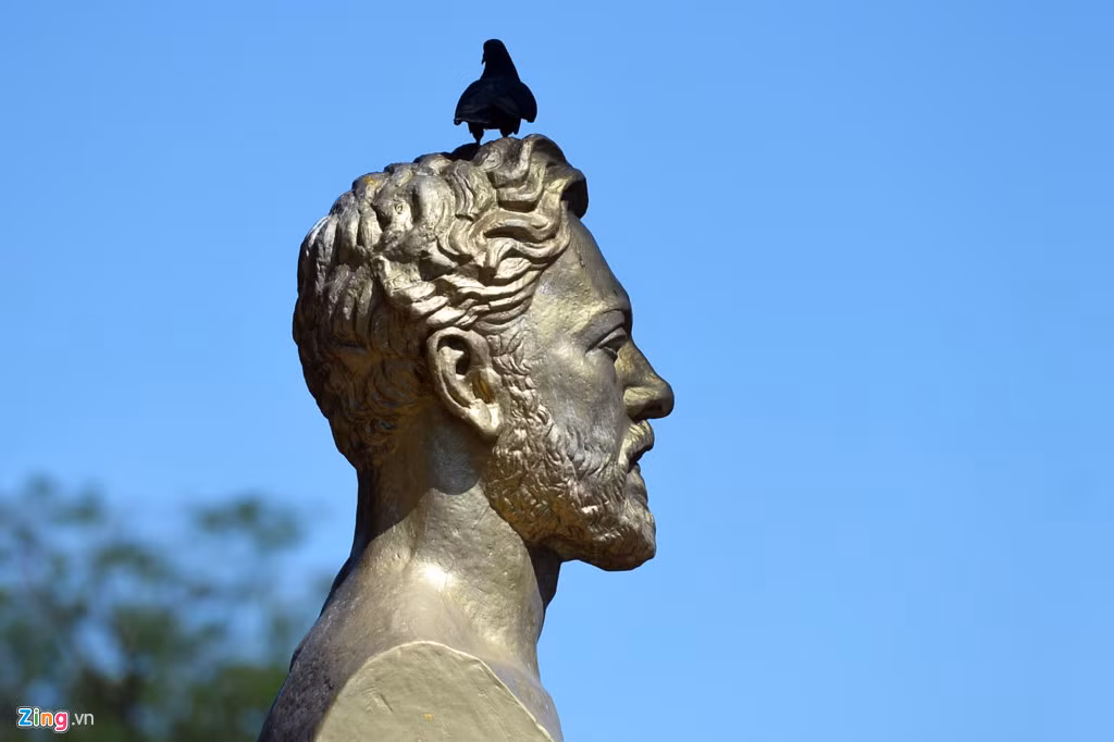 Bức tượng Gustave Eiffel, tác giả của ngọn tháp nổi tiếng thế giới, đặt ngay dưới chân tháp.