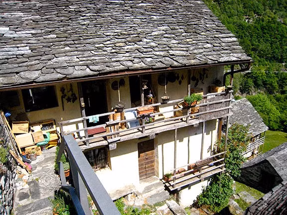 Ngoài ra, ông Giacomazzi muốn sửa chữa nhà máy cũ trong làng và lên kế hoạch trồng lúa mạch đen. "Bằng cách này, người dân Corippo sẽ tự làm bánh mì như tổ tiên". Bên cạnh đó, ông còn lên kế hoạch cho dịch vụ đưa đón khách đến bến xe bus gần nhất, lên lịch trình các chuyến tham quan thiên nhiên, tham quan bảo tàng, lớp dạy nấu ăn. Ảnh: Ryderwalker.