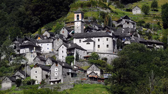 Ông Claudio Scetrini, 54 tuổi, thị trưởng cùng 2 nhân viên trong chính quyền của làng đã quyết định nghỉ do không có động lực làm việc. Một gia đình 3 người sắp rời khỏi làng này khiến số dân của Corippo chỉ còn 10 người. Ảnh: Ticinotopten.