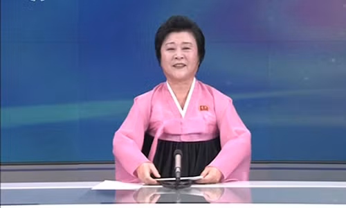 Nu MC Trieu Tien chuyen doc tin khien My-Han "run ray"