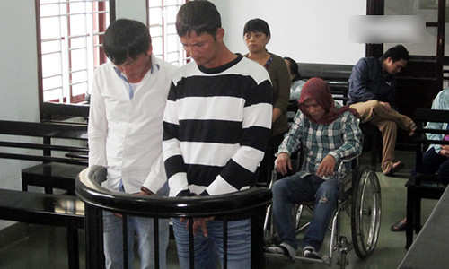 Bị cáo Hoàng, Thọ và Quang trước vành móng ngựa.