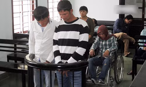 Bị cáo Hoàng, Thọ và Quang trước vành móng ngựa.