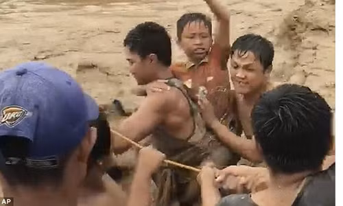 Người dân Philippines gồng mình trong cơn lũ. Ảnh: AP