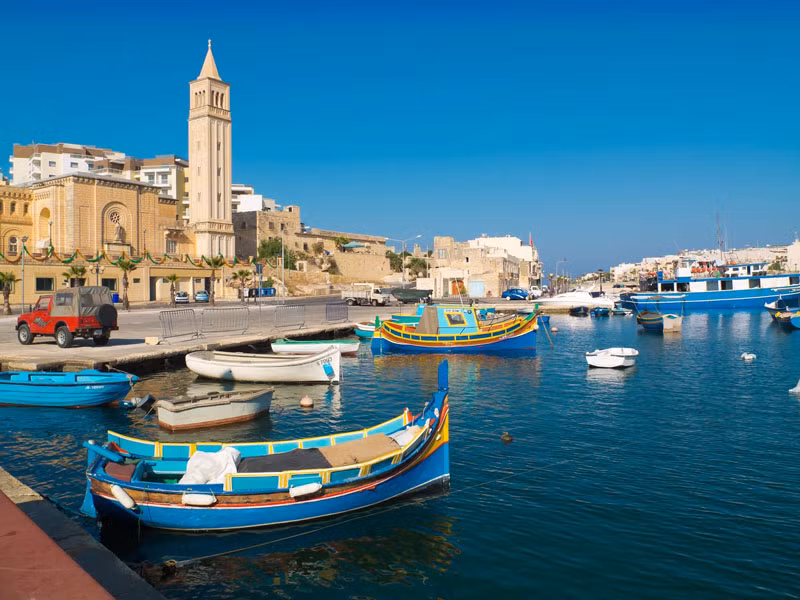 6. Malta. Là đảo quốc Nam Âu, gồm một quần đảo ở Địa Trung Hải. Thời điểm thích hợp nhất để ghé thăm Malta là từ tháng 5-10. Lúc này, du khách có thể thỏa thích tận hưởng những ngày nghỉ tuyệt vời bên biển xanh, cát trắng, nắng vàng, ngắm bức tranh thủy mặc bao phủ màu xanh bát ngát của biển trời Địa Trung Hải tuyệt đẹp.