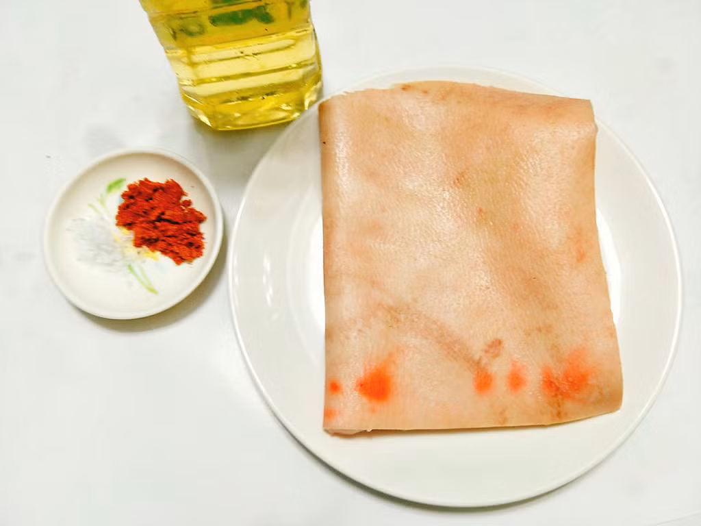 Chuẩn bị nguyên liệu món bì heo chiên giòn xóc muối ớt: Bì heo, dầu ăn, muối, bột ớt, tiêu trắng.