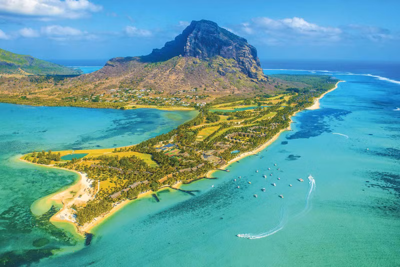 8. Mauritius. Là đảo quốc nằm ở phía Tây Nam Ấn Độ Dương, cách đảo Madagascar khoảng 900 km về hướng Đông. Với nền văn hóa đa dạng cùng khung cảnh thiên nhiên thơ mộng nhưng không kém phần hùng vĩ, nơi đây xứng đáng là một trong 10 điểm đến hấp dẫn nhất thế giới. Mauritius còn nổi tiếng vì là nơi duy nhất có chim dodo sinh sống.