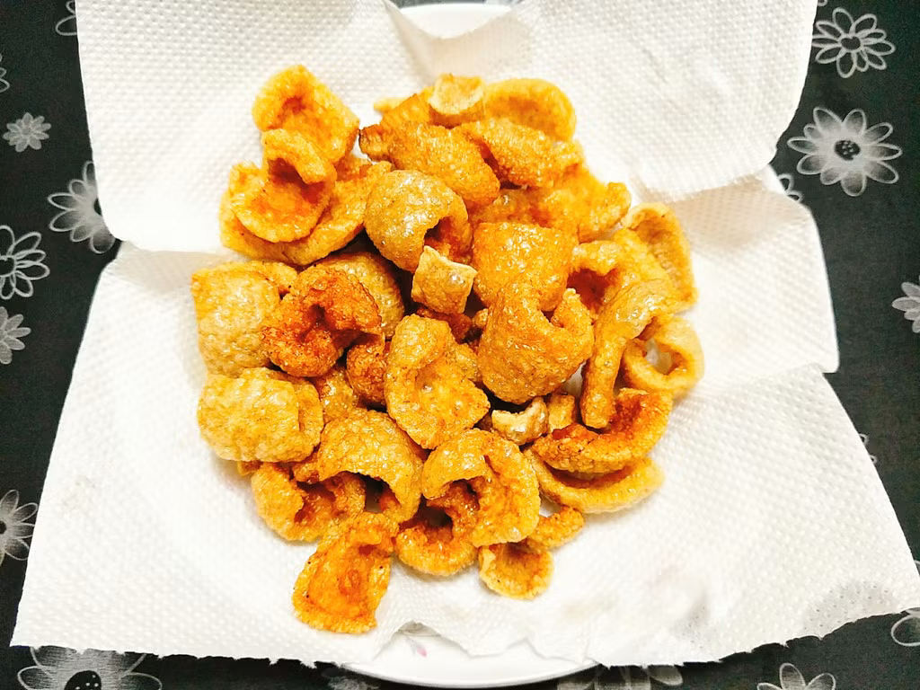 Chiên bì, bạn cho nhiều dầu vào chảo rồi đun sôi dầu sau đó cho bì vào chiên tới khi bì nổ chín vàng giòn thì vớt ra để trên giấy thấm dầu.