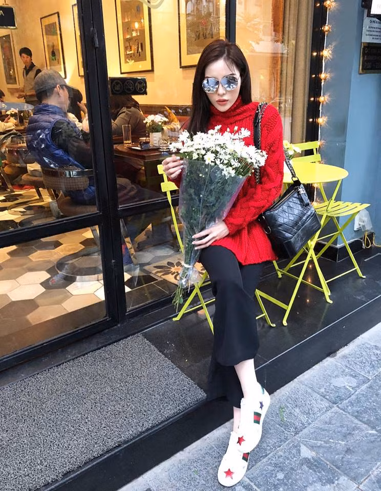 Người đẹp sinh năm 1996 còn thêm thắt những món phụ kiện xinh xắn để set đồ thêm bắt mắt, như giày sneaker của Gucci và mắt kính tráng gương thuộc nhà mốt Dior.