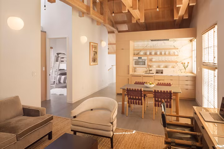 Nội thất đặc trưng với sàn gỗ màu xám hiện đại. Bạn cũng sẽ thích cảm giác của không gian này bởi vì nó rất ấm cúng nhờ màu sắc và vật liệu được sử dụng. Ngay cả việc sắp xếp cũng được thực hiện tốt.