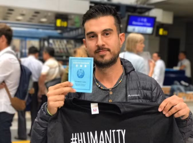 Trong khi đó, một du khách khác cầm "tấm giấy thông hành" vào Triều Tiên.