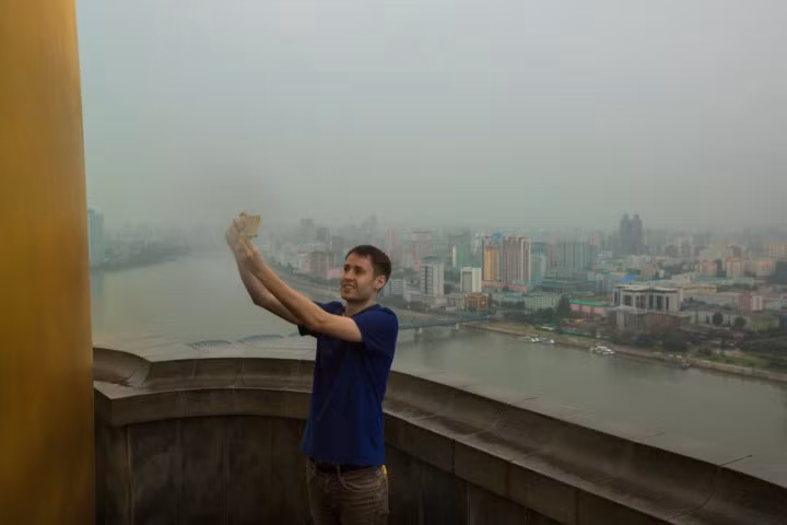 Một nam du khách ghi lại quang cảnh thủ đô Bình Nhưỡng.