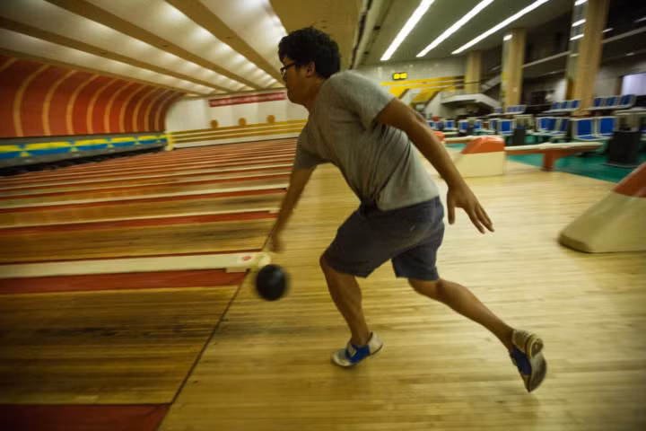 Nam du khách Mỹ này tranh thủ chơi bowling ở Bình Nhưỡng.