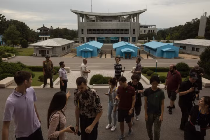 Hướng dẫn viên người Triều Tiên đưa du khách đến Khu Phi quân sự nằm giữa biên giới Triều Tiên-Hàn Quốc.