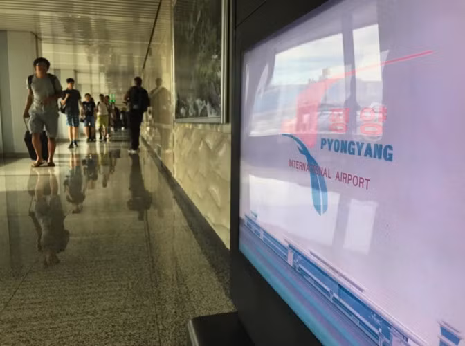 Nhóm du khách Mỹ đặt chân đến sân bay quốc tế Bình Nhưỡng.