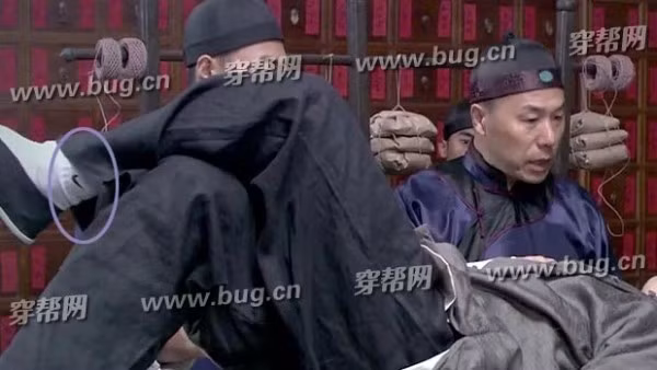 Người xưa đã biết dùng tất Nike chăng?