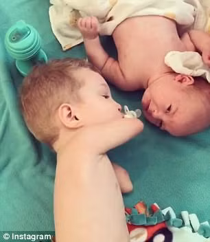 Trong clip, cậu bé Camden (3 tuổi) đang dỗ dành em trai sơ sinh Jaxton của mình bằng cách đặt núm vú giả vào miệng em. Đây sẽ chỉ là một clip chăm em vô cùng bình thường thôi, nhưng điều đặc biệt ở đây chính là việc bé Camden bị khuyết tật cả tay chân. Em phải hết sức trườn đến, dùng khuỷu tay nhỏ của mình để đưa núm vú đến chỗ em trai và chờ em ngừng khóc.