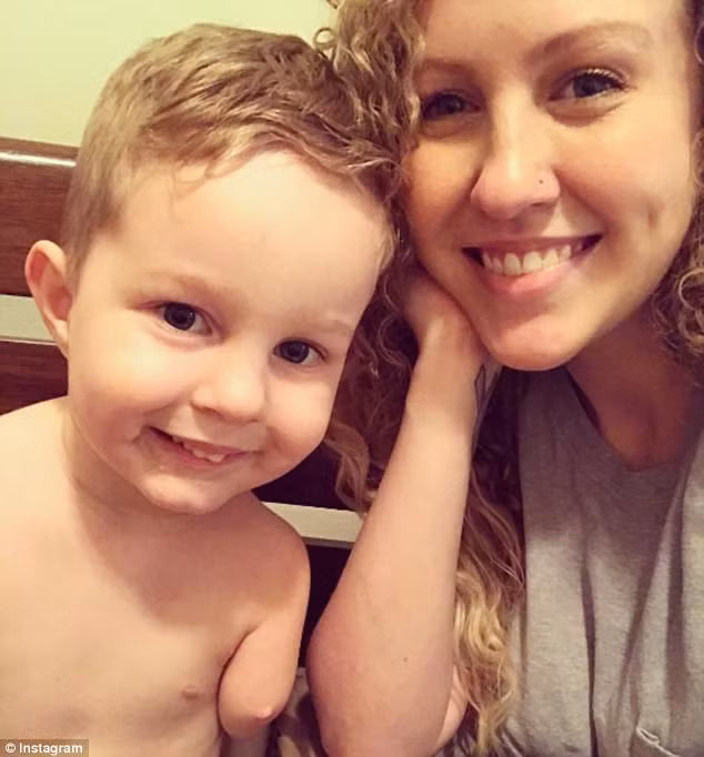 Ngay từ khi sinh ra, em đã mắc phải hội chứng phocomelia khiến tay chân bị tiêu giảm. Camden không có chân và phần tay của em chỉ đến khuỷu tay. Khi nghe bác sĩ lần đầu nói về việc con trai mình không có tay chân, bà mẹ 22 tuổi chỉ biết nín lặng và không tin vào tai mình. ''Tôi vô cùng đau đớn, không hiểu tại sao chuyện này lại xảy ra với gia đình tôi, với con trai tôi'' - người mẹ trẻ nhớ lại khoảnh khắc đó.