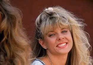 Sáng 16/11/1995, nữ người mẫu 27 tuổi Linda Sobek vội vàng rời khỏi nhà riêng ở cạnh bãi biển Hermosa, bang California để tới địa điểm chụp hình ngoại cảnh. Kể từ đó, không ai rõ cô đi đâu. Mẹ của Linda luôn linh cảm có điều xấu xảy đến với con gái mình. Gia đình Linda đã thông báo cho cảnh sát, thậm chí còn treo thưởng 20.000 USD cho ai cung cấp tung tích về cô gái trẻ bị mất tích. Khi ấy, Linda là người mẫu nội y có tiếng và tham vọng vụt sáng trở thành diễn viên.