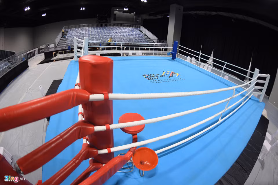 Tại SEA Games 28 ở Singapore, nước chủ nhà cũng đã tận dụng một số công trình nhà triển lãm, SVĐ các trường đại học... để tổ chức thi đấu các môn thể thao.