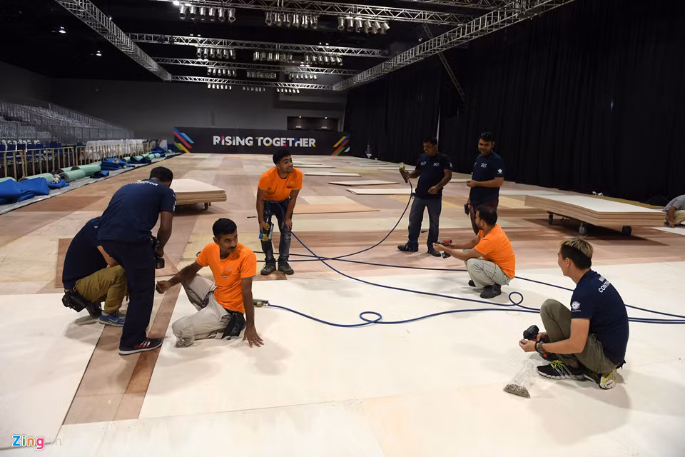 Mỗi mặt sàn thi đấu được lắp ghép bởi 2 lớp nền gỗ ép chồng lên nhau, bên dưới là một lớp thảm lót màu đen phủ trên mặt bê tông cũ.