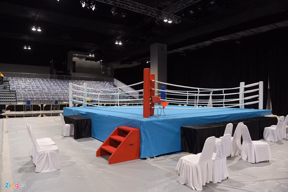 Ngay cả khu vực sàn bên dưới của võ đài cũng được phủ kín nylon đảm bảo sạch đẹp tuyệt đối khi Đại hội thể thao bắt đầu.