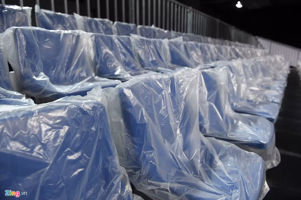 Tại các đại sảnh chưa hoàn thiện công tác chuẩn bị, ghế ngồi dành cho khán giả được phủ kín nylon tránh bụi bẩn.