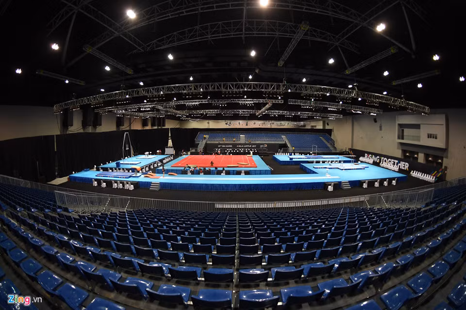 Đại sảnh lớn nhất có thể rộng tới cả chục nghìn mét vuông, trong đó bao gồm sàn thi đấu chính, đường ven cho trọng tài cùng nhân viên hỗ trợ, khu phòng thay đồ và khởi động cho VĐV, khu khán đài rộng lớn, đường dẫn cho khán giả từ cổng vào...