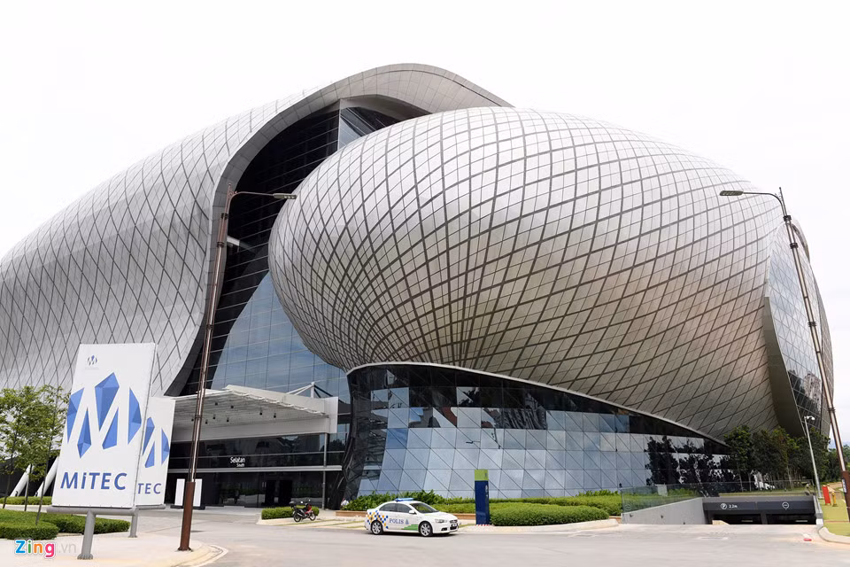 Trung tâm hội chợ triển lãm quốc tế Mitec Malaysia (Segambut, Kuala Lumpur) là 1 trong 8 địa điểm thi đấu chính thức của SEA Games 29 và cũng là tổ hợp thi đấu lớn thứ 2 chỉ sau SVĐ Bukit Jalil. Toà nhà hiện đại này mới chỉ hoàn thiện trong những ngày đầu tháng 8/2017 và là công trình đầu tiên của khu thành phố mới KL Metropolis trị giá 5 tỷ USD. SEA Games 29 cũng là sự kiện đầu tiên được tổ chức tại Mitec.