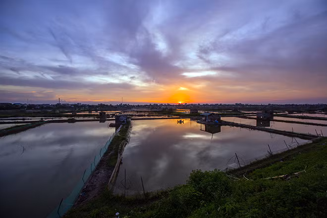 Một trong những bãi biển đẹp nhất, hoang sơ nhất của Thái Bình phải kể đến biển Đồng Châu, nằm cách Thủ đô Hà Nội chừng 150km về phía Đông Nam và khoảng 3 giờ chạy xe.