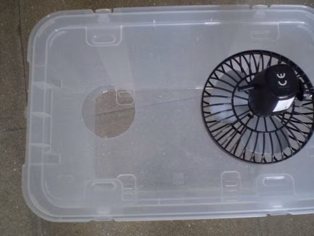 - Dùng keo dán cố định lồng quạt vào nắp thùng đã cắt. Phần thân quạt nằm ở phía ngoài.- Dán băng dính xung quanh thùng để tạo độ chắc chắn. - Khi sử dụng, bạn cho đá vào thùng, đậy nắp lên rồi bật quạt. Hơi lạnh từ đá trong thùng phả ra sẽ giúp bạn giải nhiệt.