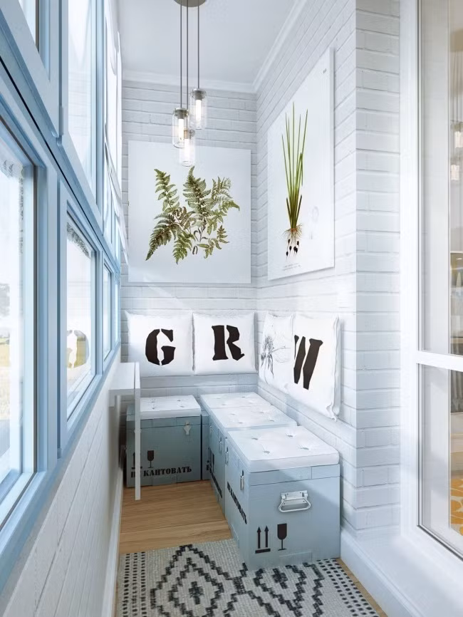 Bạn có thể mời bạn bè của mình ra ngoài ban công ngắm cảnh và trò chuyện thay vì ngồi trong phòng khách.