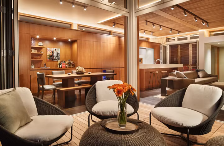 Các khu vực sinh hoạt và ăn uống mở ra một sân hiên nhỏ, chỗ ngồi hoàn hảo để thưởng thức đồ uống trong khi ngắm cảnh hoàng hôn.