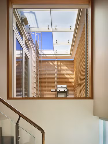 Tầng hai của căn nhà là một phòng mở tận dụng tối đa ánh nắng mặt trời của Seattle.