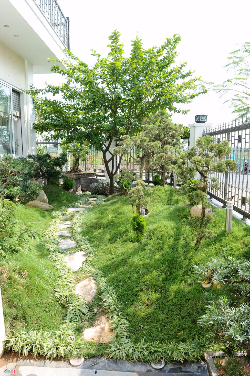 Hoa cỏ xung quanh cũng giúp giảm bức xạ nhiệt vào căn nhà sang trọng những ngày trời nắng.