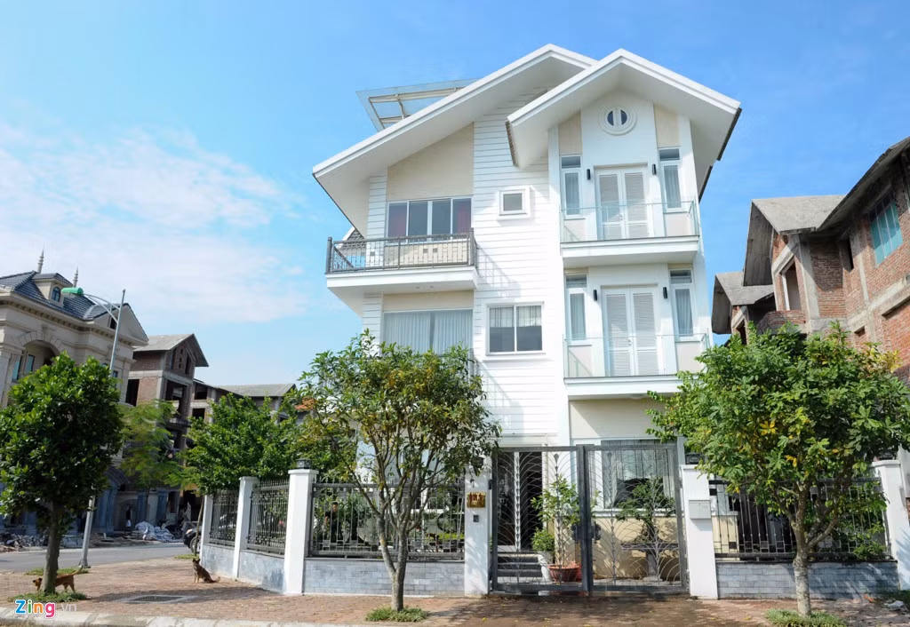 Nằm tại khu đô thị Việt Hưng (Hà Nội), căn biệt thự nổi bật với thiết kế màu trắng trẻ trung cùng phong cách thiết kế đơn giản, hiện đại nhưng vẫn toát lên vẻ sang trọng.