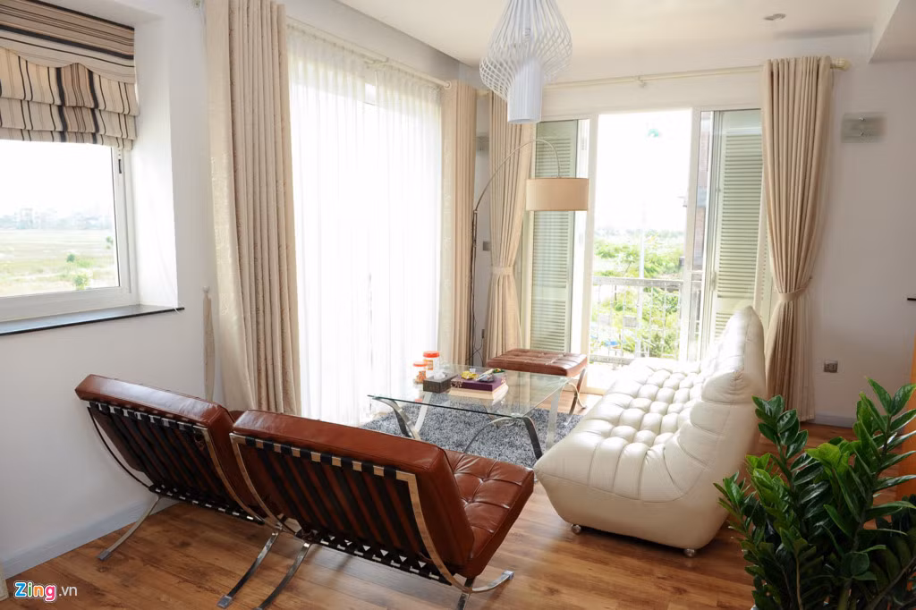 Tầng 2 của căn biệt thự còn có một phòng khách phụ. Sàn gỗ, sofa bọc da, cửa sổ và ban công ngập ánh sáng giúp căn nhà một không gian thoáng đãng, thoải mái.