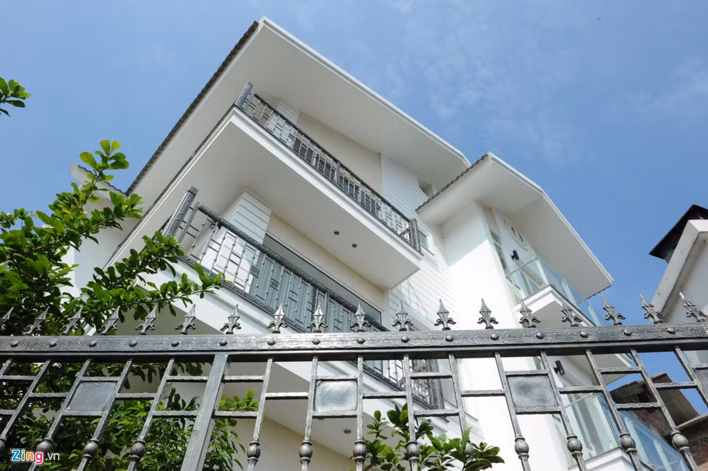 Biệt thự được KTS Lâm Hoàng thiết kế với đúng "đơn đặt hàng" là căn nhà vừa trẻ trung, vừa hiện đại, thông thoáng.