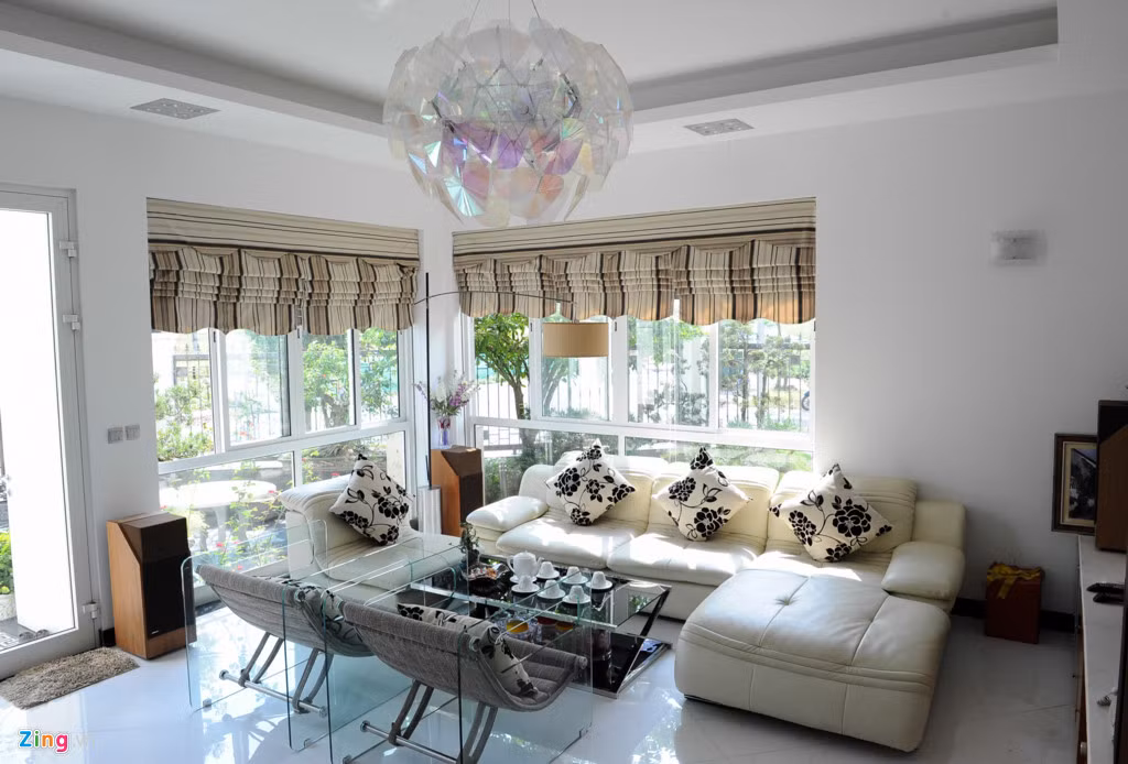 Phòng khách được thiết kế 2 ô cửa sổ to cùng nội thất màu sáng, đơn giản tạo cảm giác thông thoáng. Hai cửa kính cũng được trang bị rèm che khá dày dặn, lại rất hợp với tông nội thất nên có thể giúp tránh nóng những ngày nắng.