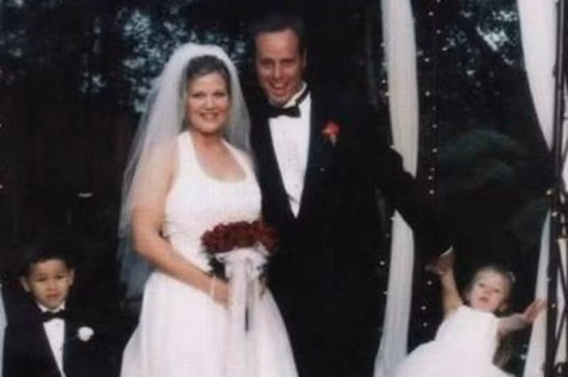 Điểm gây chú ý nhất trong bức hình đám cưới này là vẻ mặt hốt hoảng khi trượt chân ngã của cô bé bê nhẫn cưới. Ảnh: Imgur.