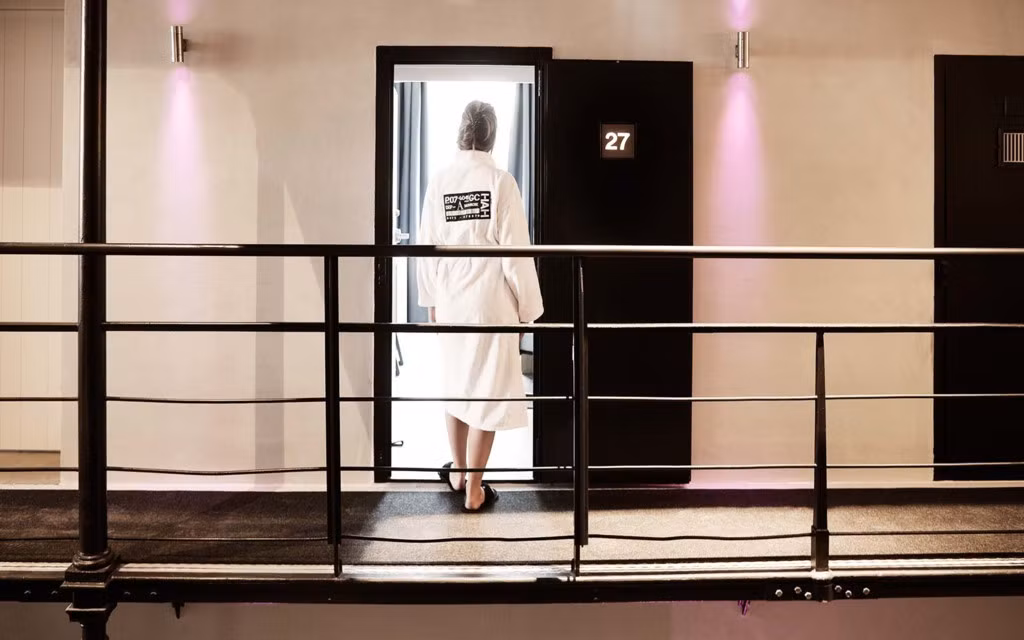 Các phòng trong khách sạn trước đây là phòng giam, được làm lại để người ở không thể nhận ra được, trừ cửa ra vào vẫn là cửa nhà giam ban đầu.