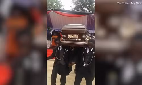 Khieng quan tai, nhay tung bung “mung” dam ma o chau Phi