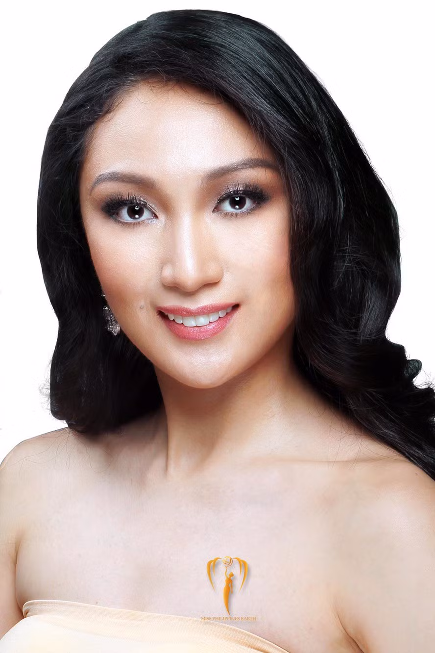 Trước đó, trong những hình ảnh xuất hiện trên trang chủ Miss Earth 2017, Hoa hậu Philippines lại có một hình ảnh hoàn toàn khác. Nhiều người cho rằng cô đã sử dụng photoshop để có những hình ảnh bắt mắt như vậy trên trang chủ cuộc thi.