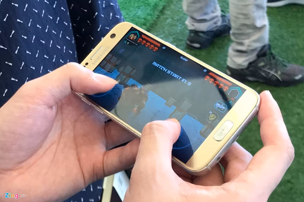 Nguyễn Hà Đông chơi thử một số game của đồng nghiệp và trao đổi các vấn đề chuyên môn xung quanh việc phát triển game. Tại sự kiện PlayTime, các nhà phát triển game độc lập (indie game developers) có cơ hội gặp nhau để trao đổi về tầm nhìn, cảm hứng sáng tạo, cập nhật các xu hướng mới.