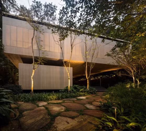 Ngôi nhà có diện tích khoảng hơn 800 m2, được xây dựng từ năm 2015.