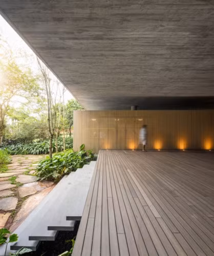 Phần chính ngôi nhà được nâng cốt cao hơn nền đất, công trình giống như đang “lao ra” khỏi sườn núi. Phần kết cấu vươn ra này chỉ dùng hai cột trụ nâng đỡ.