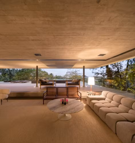 Ngôi nhà có thiết kế rất lạ và đi ngược với các quy luật thông thường. Ví như trong khi hồ bơi và các khu vực sinh hoạt chung nằm trên mái, các phòng ngủ nằm ở tầng giữa.