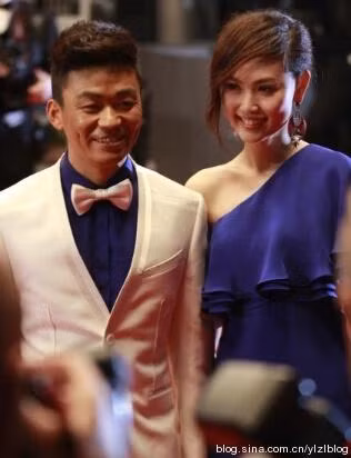 Vương Bảo Cường và Mã Dung Người anh em của Vương Tổ Lam trong Running Man Vương Bảo Cường còn có chiều cao khiêm tốn hơn, cây hài này chỉ cao 1,61m. Tuy nhiên, vợ cũ của anh là Mã Dung cao 1,65m, cũng chỉ hơn anh có 4cm. Sau ồn ào ngoại tình với quản lý của chồng, Mã Dung và Vương Bảo Cường đã đường ai nấy đi. Tất nhiên đường đời còn dài, với một diễn viên đầy nội lực như Vương Bảo Cường, việc tìm lại một nửa trong tương lai là điều chắc chắn, dù anh từng nhiều lần bóng gió “không tin phụ nữ”.