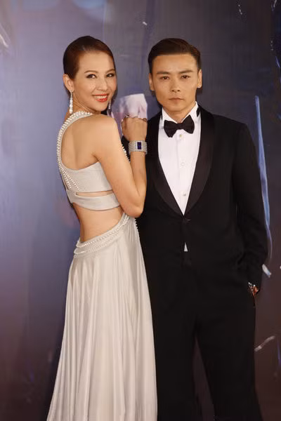 Thái Thiếu Phân và Trương Tấn Không chỉ có khoảng cách về chiều cao, Thái Thiếu Phân khi tuyên bố kết hôn cùng Trương Tấn cũng bị nhiều người lời ra tiếng vào vì chọn chồng quá “dưới cơ” mình. Bù lại, Trương Tấn lại là người chồng nhất mực thương yêu vợ con, khiến sau hôn nhân Thái Thiếu Phân vô cùng hạnh phúc, còn thường xuyên khen ngợi chồng bất kể ở đâu.