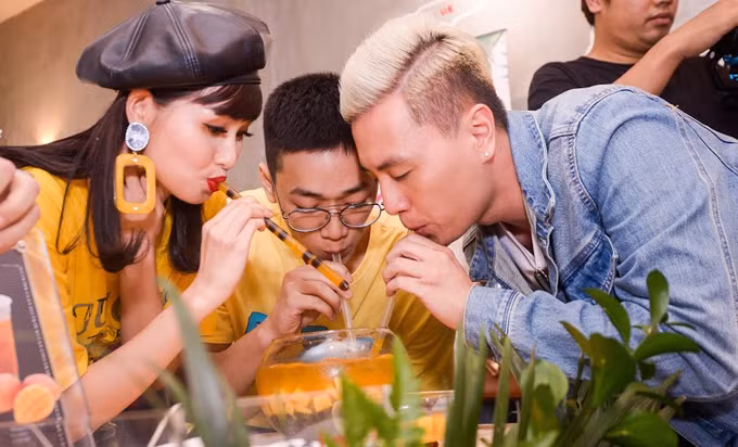 Không chịu thua, Maya ngay lập tức đáp trả và kể rằng cô đã cùng chồng hiện tại của Tâm Tít trải qua mối tình 7 năm với bao gian khó.